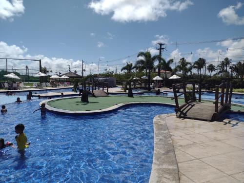 - un groupe de personnes dans une piscine d'un parc aquatique dans l'établissement Muro Alto Condominio Clube Apt.111 térreo, à Porto de Galinhas