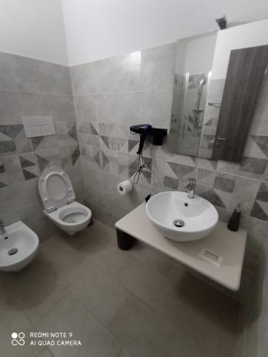 Ένα μπάνιο στο Eliseo's rooms