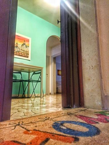 Habitación con mesa y alfombra en el suelo en La casa di e-cinecitta, en Roma