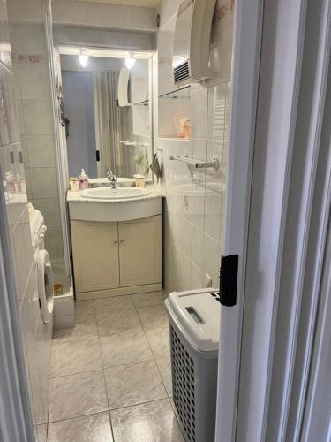 une salle de bain avec un lavabo et des toilettes dans l'établissement Appartement 6 couchages La Londe-les-Maures 8, à La Londe-les-Maures