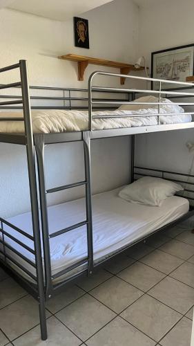 quelques lits superposés dans une chambre dans l'établissement Appartement 6 couchages La Londe-les-Maures 8, à La Londe-les-Maures
