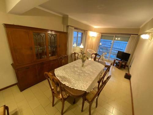 ein Esszimmer mit Tisch und Stühlen in der Unterkunft 4 ambientes vista al mar cochera seguridad 24hs in Mar del Plata