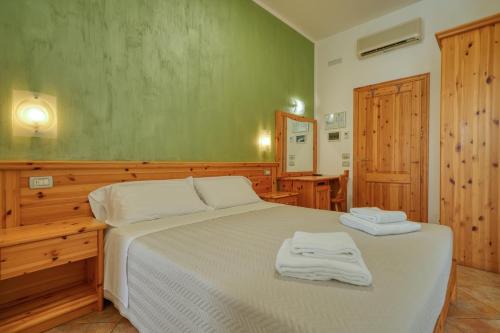 Un pat sau paturi într-o cameră la Camere da Mirella