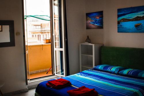 Charlie Apartment في روما: غرفة نوم بسرير ونافذة كبيرة