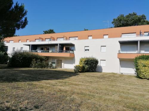 un immeuble d'appartements avec une cour en face dans l'établissement Allee De Limoge, à Vannes