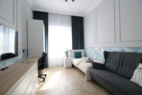 sala de estar con sofá y cama en Elegancki apartament w centrum Warszawy en Varsovia