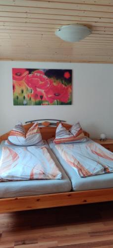 duas camas sentadas uma ao lado da outra num quarto em Urlaub auf dem Reiterhof Schaarschmidt em Großrückerswalde