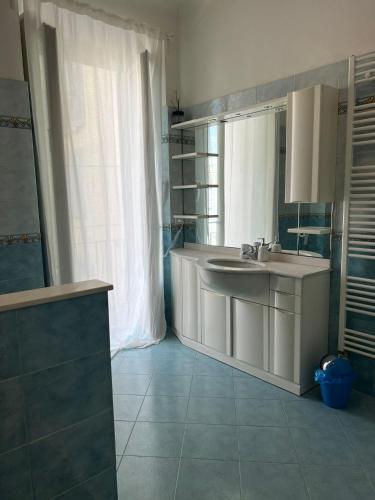 uma casa de banho com um lavatório e um espelho em HAVIP em Milão