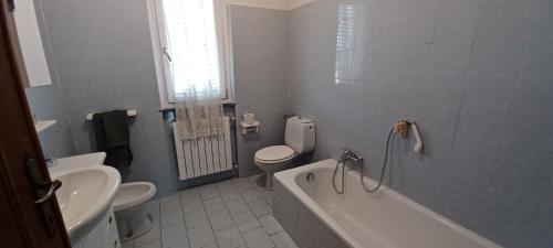 La salle de bains est pourvue d'une baignoire, de toilettes et d'un lavabo. dans l'établissement Casa Fiorella, à Stiava