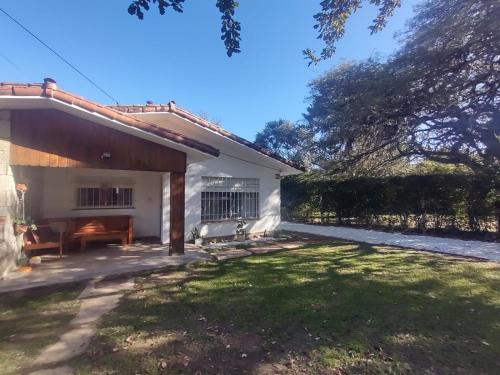 un patio trasero de una casa con un piano de cola en La Casa de Belén en Villa General Belgrano