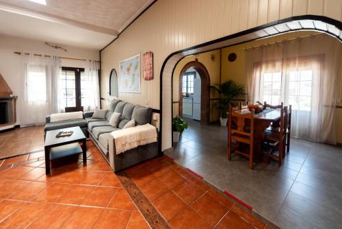 sala de estar con sofá y mesa en Casa Abubilla en Tinajo