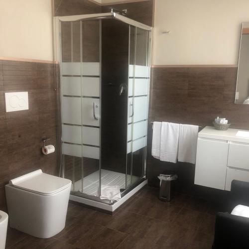 a bathroom with a shower and a toilet at Residenza Segrate Centro Novegro in Segrate