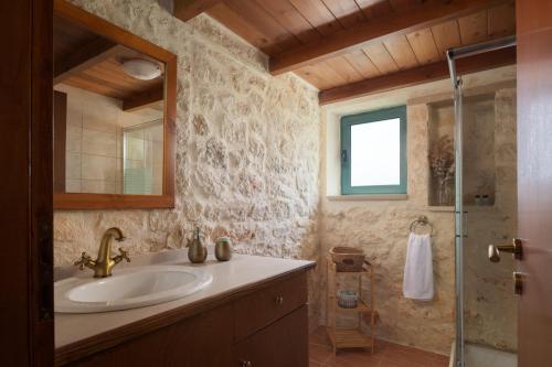 a bathroom with a sink and a shower at Mouria Country House in Gállos