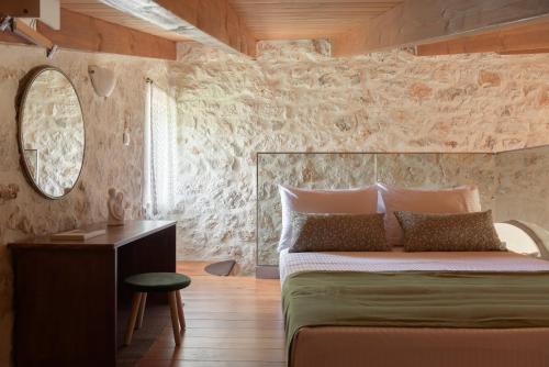 um quarto com uma cama grande e um espelho em Mouria Country House em Gállos