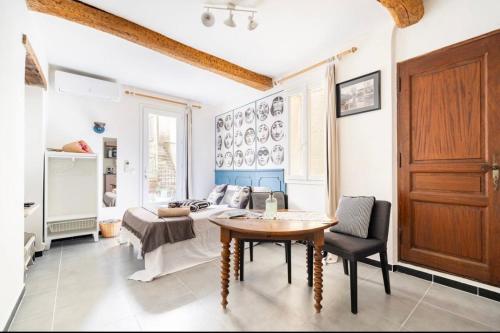 Posezení v ubytování Le Bonheur -studio terrasse centre-ville -