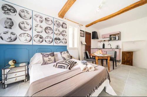 Postel nebo postele na pokoji v ubytování Le Bonheur -studio terrasse centre-ville -