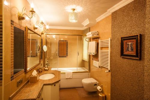 ein Badezimmer mit einem Waschbecken, einem WC und einer Badewanne in der Unterkunft İstanbul Bosphorus Hotel Symbola in Istanbul