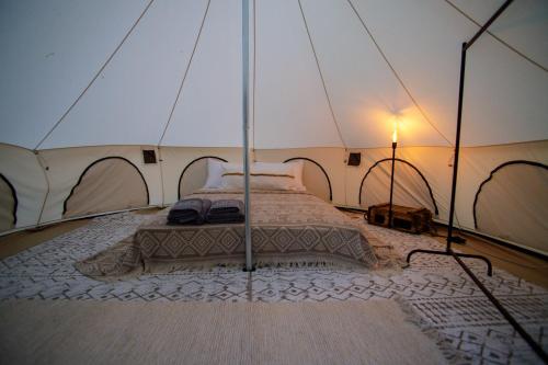 1 dormitorio con 1 cama en una tienda de campaña en ELIES TINY GLAMPING en Ayvalık