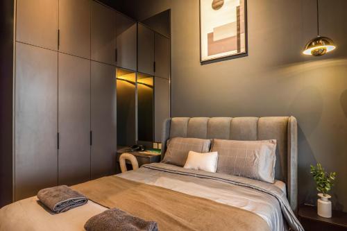 a bedroom with a large bed in a room at Sunway Grid Loft Suite by Nest Home【Olympic Size Pool】 in Kampong Pendas