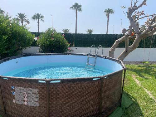 a hot tub in a wicker basket in a yard at Casa Manuela frente al Mar in Roquetas de Mar