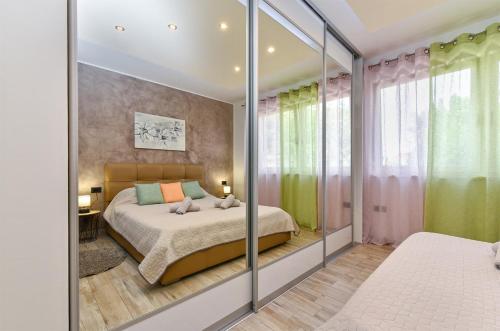 een slaapkamer met een bed en glazen schuifdeuren bij Apartment Valter 2284 in Medulin