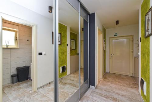 een hal met een glazen deur in een huis bij Apartment Valter 2284 in Medulin