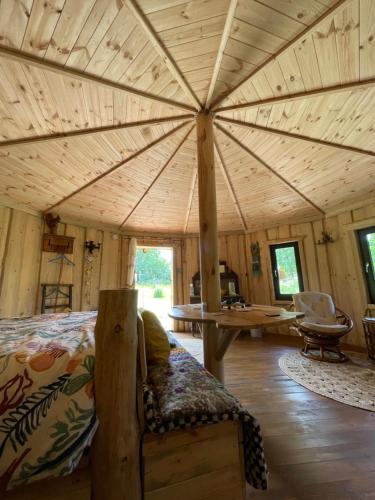 um quarto com um grande tecto de madeira num quarto em Acorn Glade Glamping em York