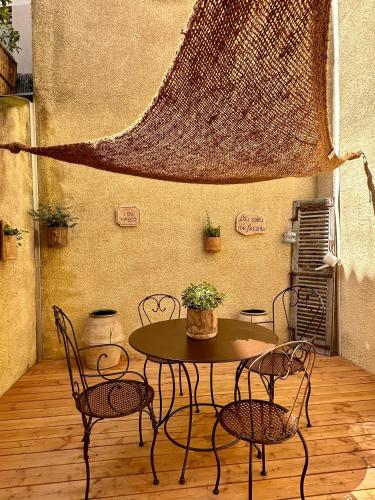 d'une table et de chaises dans un patio avec une table et des chaises. dans l'établissement Lou Paseo : Appartement Brocante centre historique, à LʼIsle-sur-la-Sorgue
