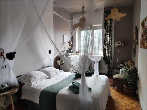 een slaapkamer met een hemelbed bij RaMaya, casa d'artista in Biella