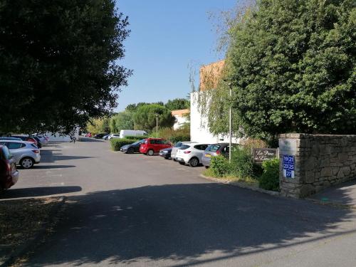 un parcheggio con auto parcheggiate sulla strada di Allee De Limoge a Vannes