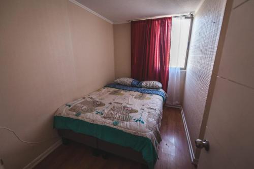 1 dormitorio pequeño con 1 cama en una habitación con ventana en Departamento Centro Antofagasta ARCOSEV, en Antofagasta