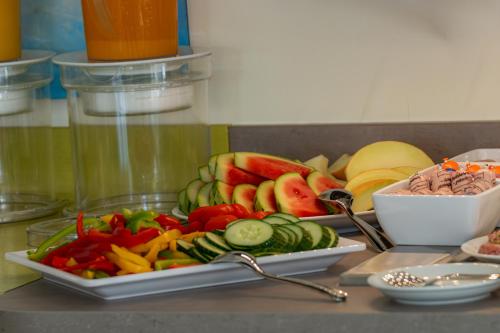 a table with a tray of fruits and vegetables at Parkhotel Bad Rehburg in Bad Rehburg