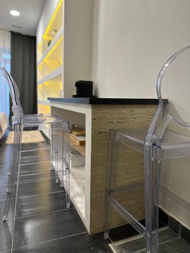 two clear chairs and a counter in a room at Ellamar City Center Apartment in Makarska
