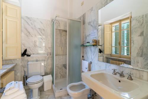 ein Bad mit einem Waschbecken, einem WC und einer Dusche in der Unterkunft Il Castellaro Country House in Perugia