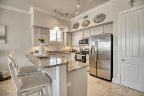 Η κουζίνα ή μικρή κουζίνα στο Perdido Escape Spacious 3BR 3BA Condo Beach Pool