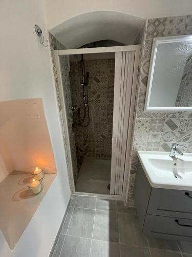 ROOMS69-Francesca في كوراتو: حمام مع دش ومغسلة