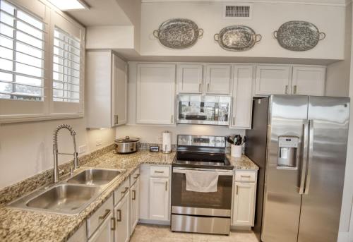 Η κουζίνα ή μικρή κουζίνα στο Perdido Escape Spacious 3BR 3BA Condo Beach Pool