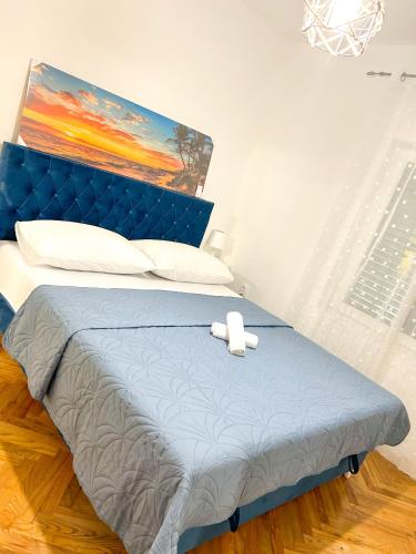 een bed met daarop een knuffeldier bij Rise of Olympus apartmani in Zadar