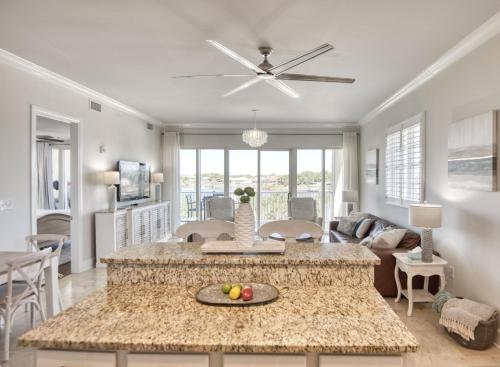 Χώρος καθιστικού στο Perdido Escape Spacious 3BR 3BA Condo Beach Pool