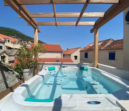 bañera de hidromasaje en el balcón de una casa en Apartments Villa De Blue, en Bol