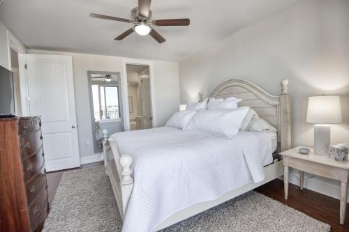 Ένα ή περισσότερα κρεβάτια σε δωμάτιο στο Perdido Escape Spacious 3BR 3BA Condo Beach Pool