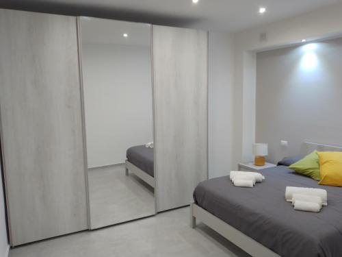 En eller flere senge i et værelse på Holiday House Monalisa