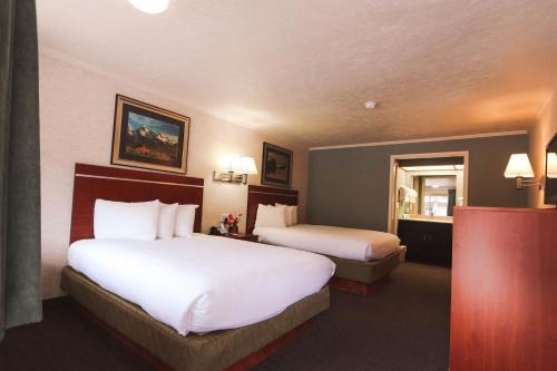 Letto o letti in una camera di Brandin' Iron Inn