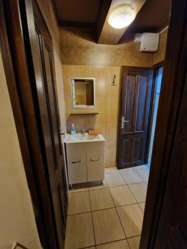 a bathroom with a sink and a mirror at Splendor apartman in Debrecen