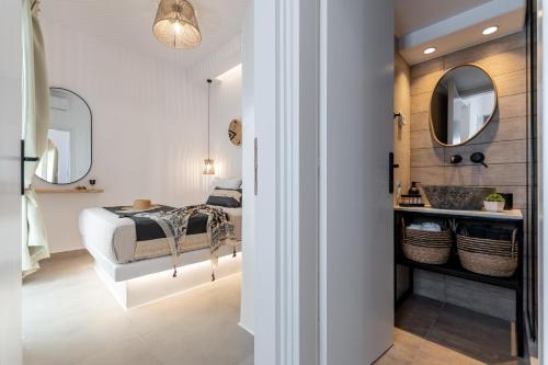 - une chambre avec un lit et une salle de bains pourvue d'un lavabo dans l'établissement Philisios Home 2, à Naxos Chora