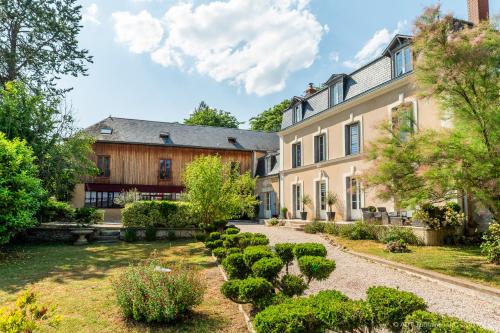 una vista exterior de una casa con jardín en A l'Ombre d'Azay - Demeure d'Hôtes en Azay-le-Rideau
