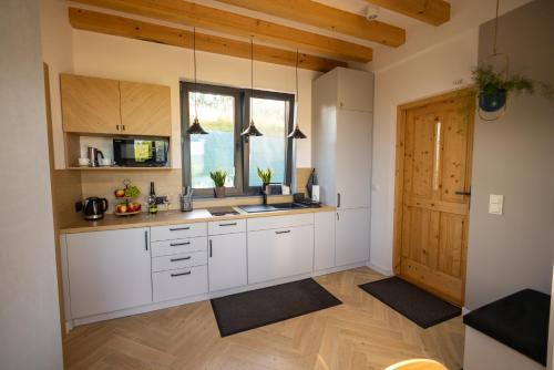 Кухня или мини-кухня в RUBIESZCZA domki z kominkiem i widokiem na jezioro
