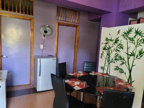 comedor con mesa y nevera en Budget Friendly Apartment 2rms, en Baguio