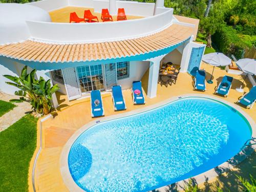 uma vista aérea de uma villa com piscina em Villa Menorca by Algarve Vacation em Armação de Pêra