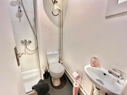 a small bathroom with a toilet and a sink at Le Studio Courbevoie 2P SOZEN C. in Courbevoie